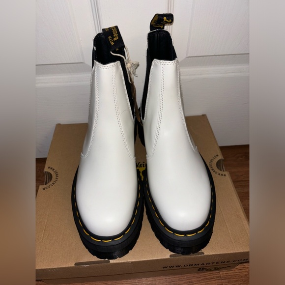 Doc Marten Chelsea Boot size 8 - Picture 3 of 6